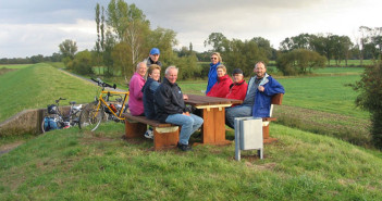 Sitzgruppe auf dem Weserdeich bei Dreye Sitzgruppe auf dem Deich bei Ahausen