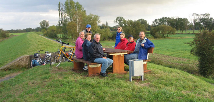 Sitzgruppe auf dem Deich bei Ahausen