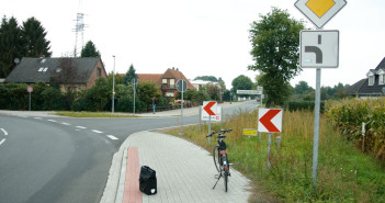 Abknickende Vorfahrt Schulstraße: hochgefährlich Stuhr Schulstraße abknickende Vorfahrt