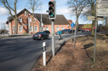 Links fahrende Radfahrer haben plötzlich gar keinen Schutz mehr. Keine Linie, keine Baken.