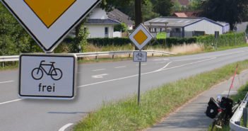 „Vorfahrt – Radfahrer frei“ – Grüße aus Schilda Vorfahrt – Radfahrer frei. Die neueste Schilderkreation