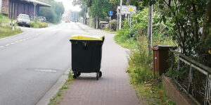 Mülltonne auf Radweg