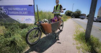 Plakataktion in Weyhe: Rad fahren auf der Fahrbahn erlaubt Lastenrad in Weyhe