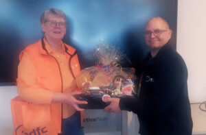 Margret Peters zum Dank sagt Franc Henkensiefken-15.03 (c) Heiner Rusche