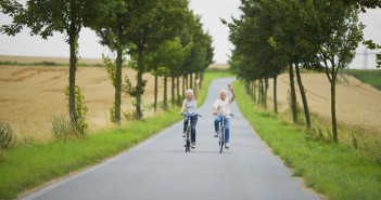 Senior Paar Radfahren auf Landstraße