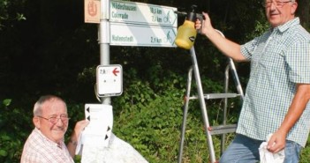 ADFC-Aktive bringen Twistringer Radwegenetz auf Vordermann Rudi pflegt das Leitsystem
